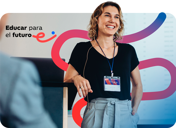 Mujer rubia sonriendo apoyada en un atril con el logotipo de educar para el futuro