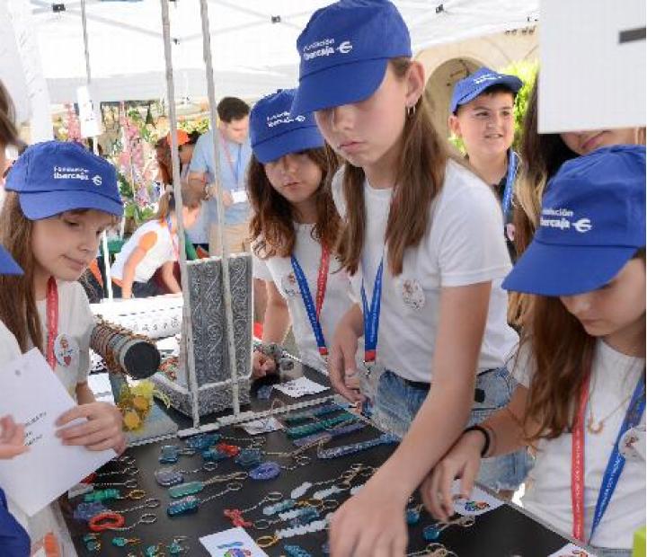 Cerca de 300 escolares turolenses toman la Plaza de San Juan en el mercadillo de \